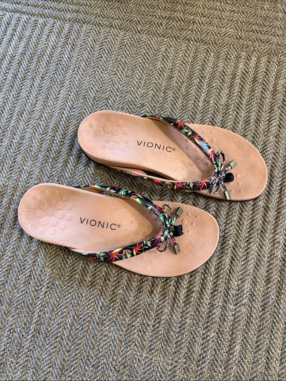 Vionic Pink Footbed Floral-Print Thong Sandals